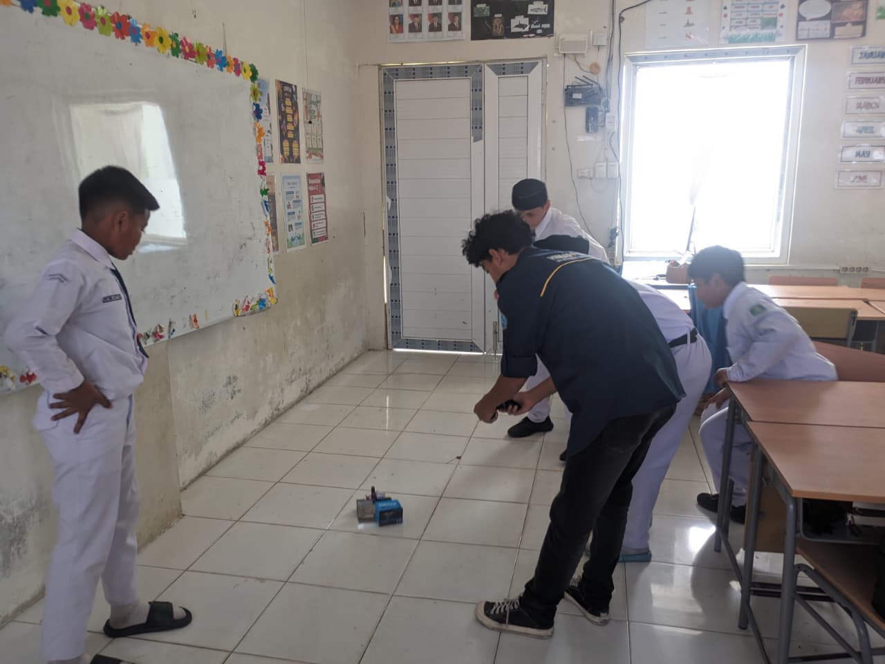 Mahasiswa PTE UIN Ar-Raniry Beri Pelatihan Robot Sumo untuk Siswa MIN 7 Kota Banda Aceh
